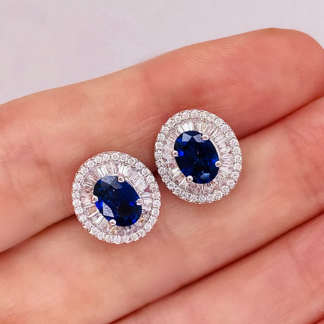 Aretes Oro Blanco 14K- Halo Zafiro 2 CT con Diamante Natural de 0.78 CTW