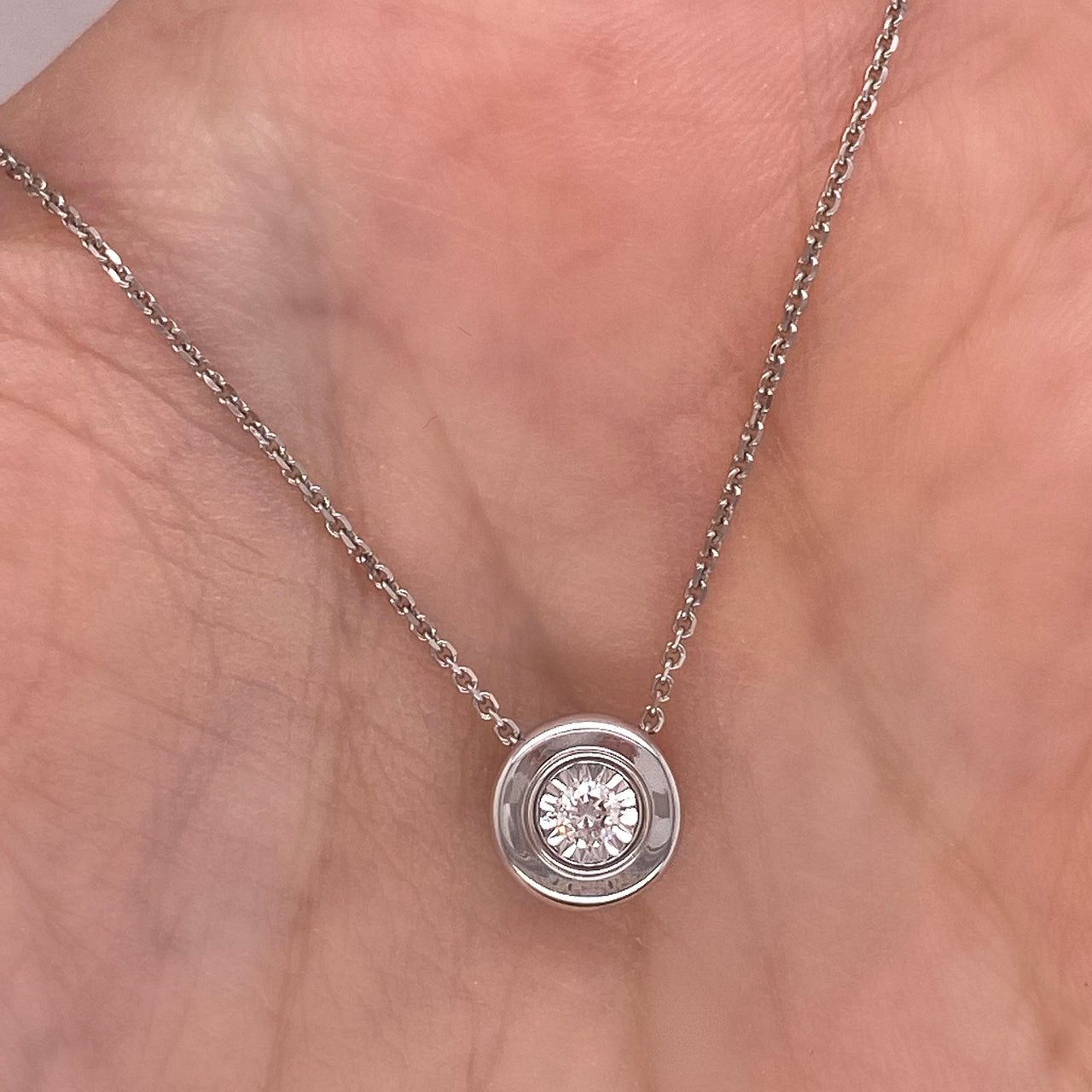 Gargantilla Blanco Oro 14k - Círculo con Diamante de 5 Puntos Totales