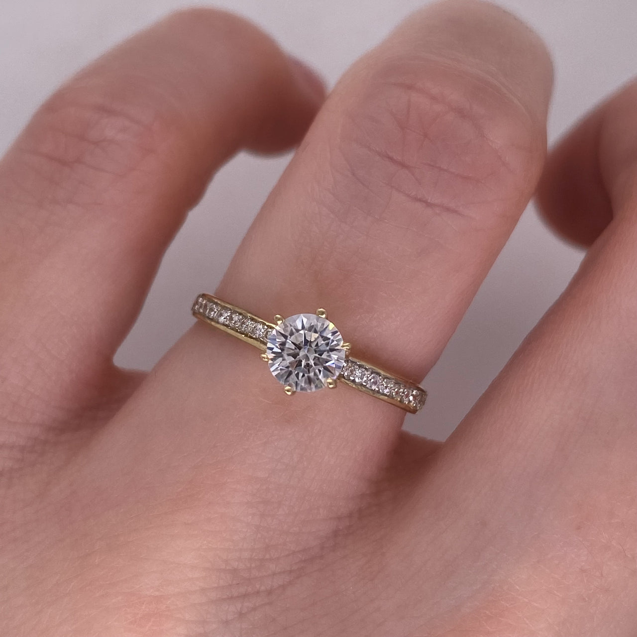 Anillo Oro 10k - Pavé Zirconia Central de 5 mm