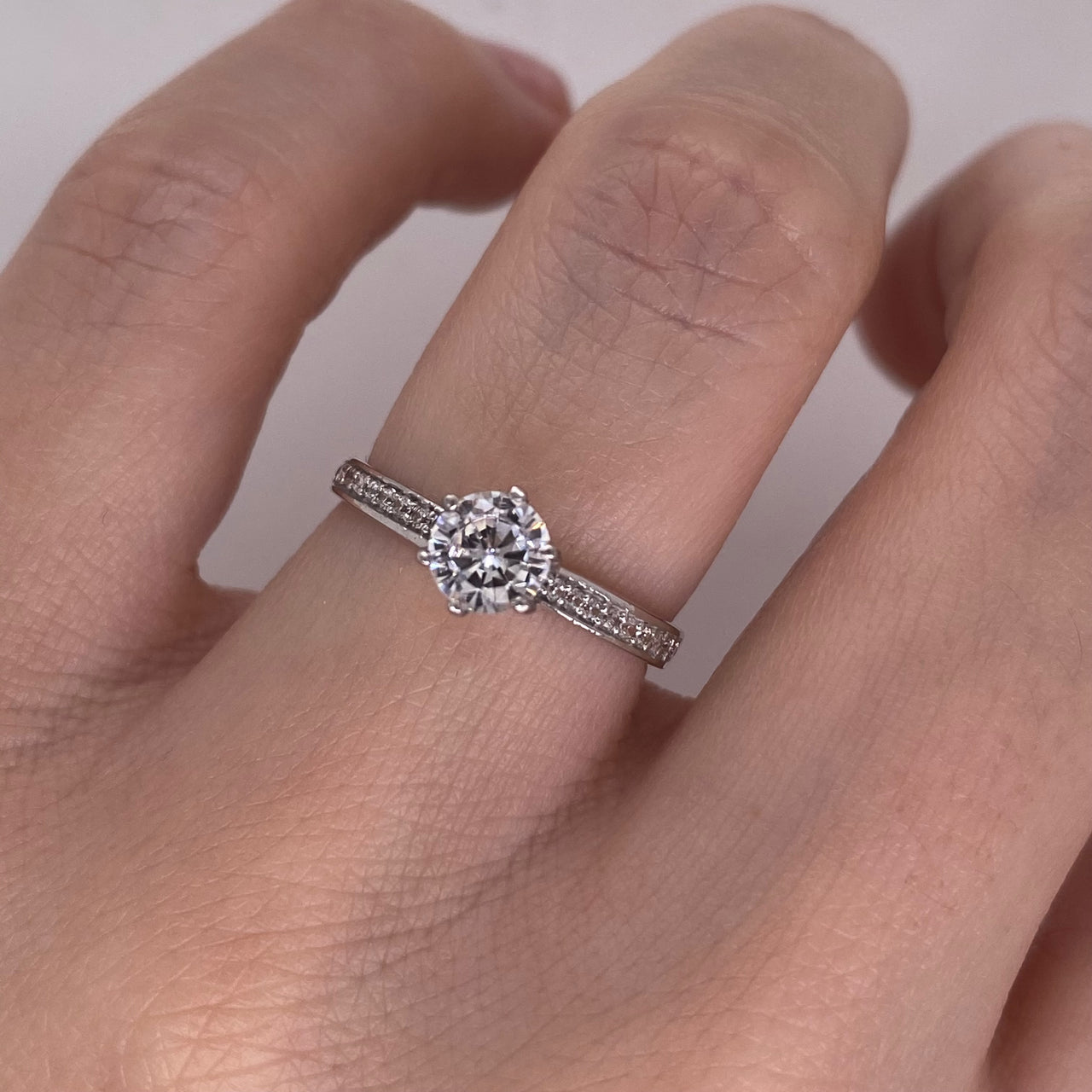 Anillo Oro Blanco 10k, con Zirconias de 5 mm