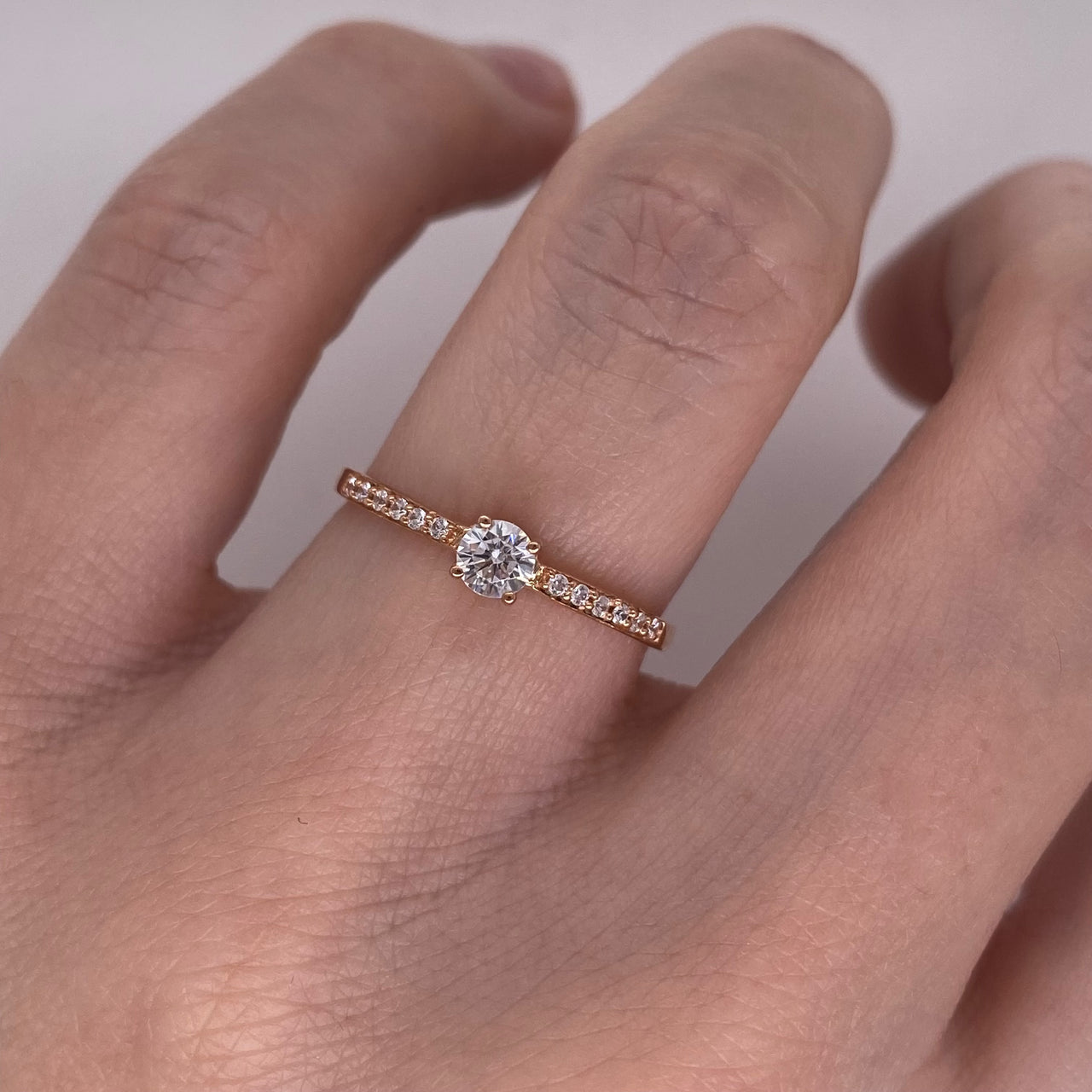 Anillo Oro Rosa 10k - Pavé Zirconia Central de 3.5 mm