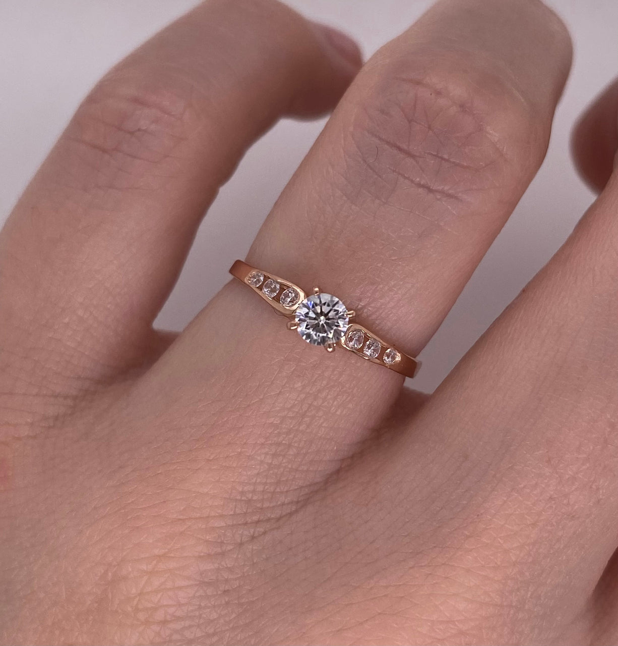 Anillo Oro Rosa 10k, Zirconia Central de 3.5 mm