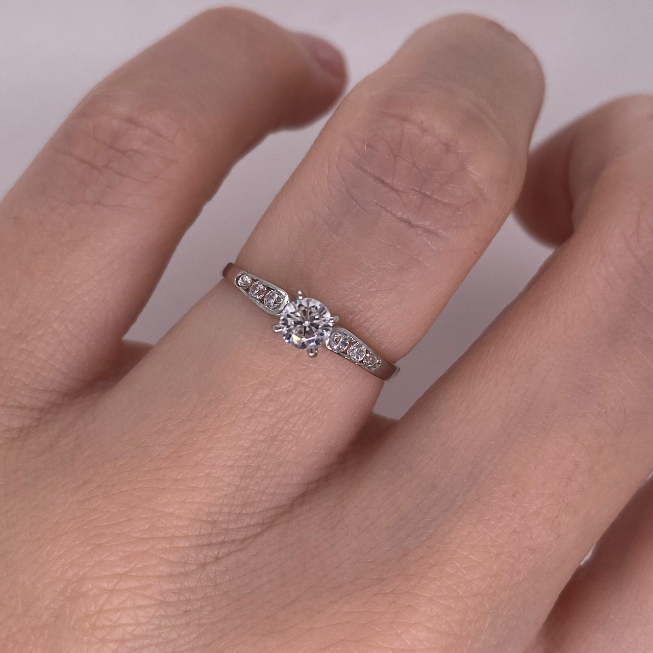 Anillo Oro Blanco 10k - Zirconia Central de 3 mm