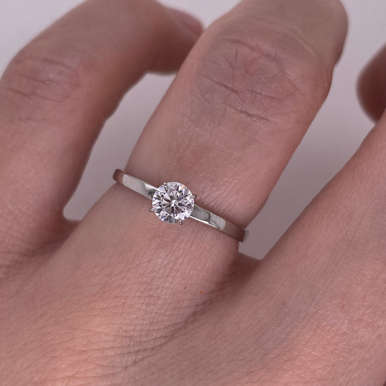 Anillo Oro Blanco 10k - Solitario con Zirconia de 4 mm