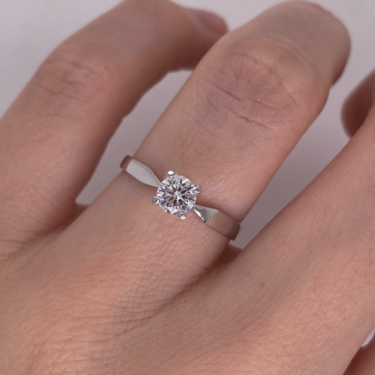 Anillo Oro Blanco 10k - Solitario Zirconia de 4 mm