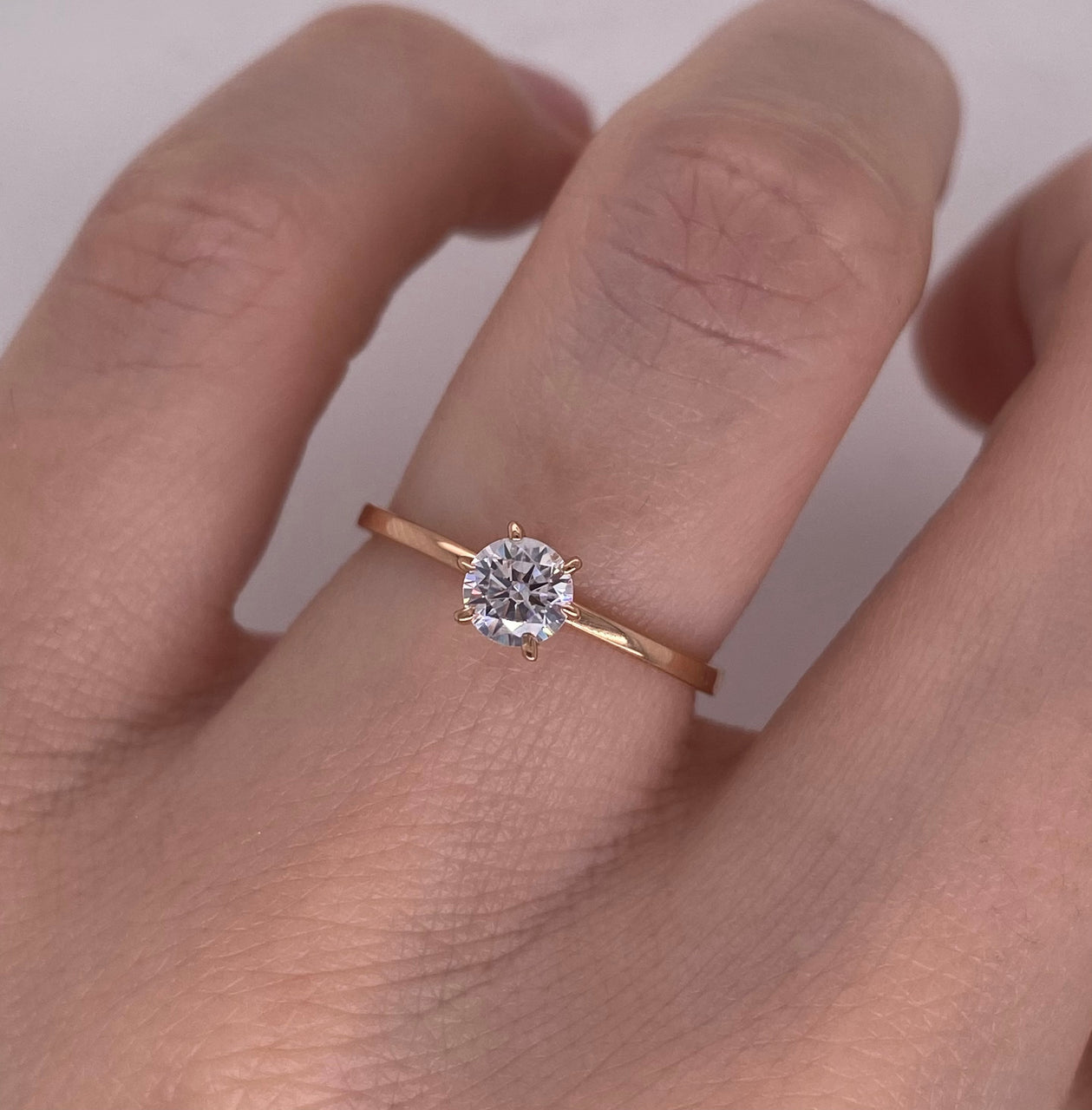 Anillo Oro Rosa 10k - Zirconia Central de 4 mm