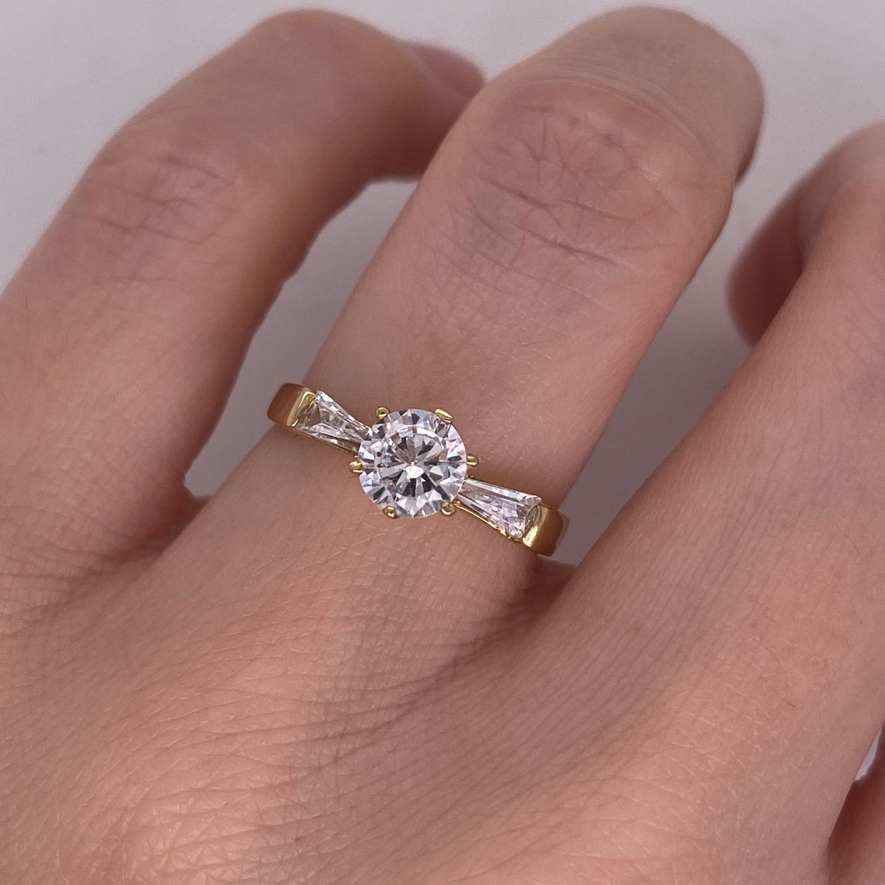 Anillo Oro 10k - Zirconia Central de 5.5 mm, Baguettes Laterales