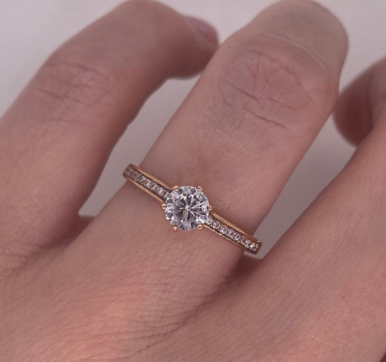 Anillo Oro Rosa 10k - Pavé con Zirconia Central 5 mm