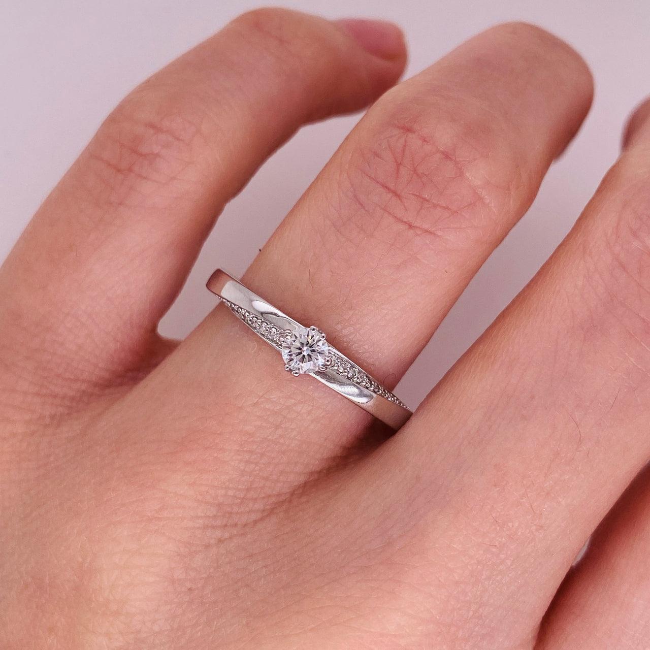 Anillo Oro Blanco 14k - Pavé con Diamante Natural 0.24 CTW