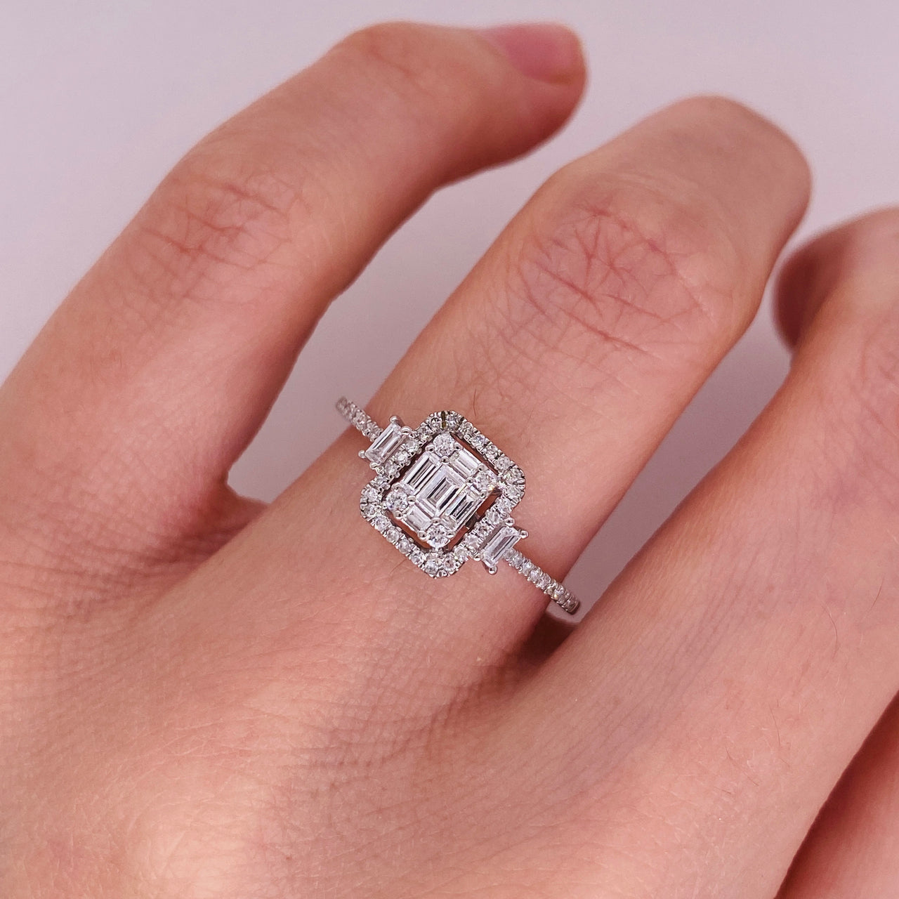 Anillo Oro Blanco 14k - Halo Corte Esmeralda con Diamante Natural 0.37 CTW