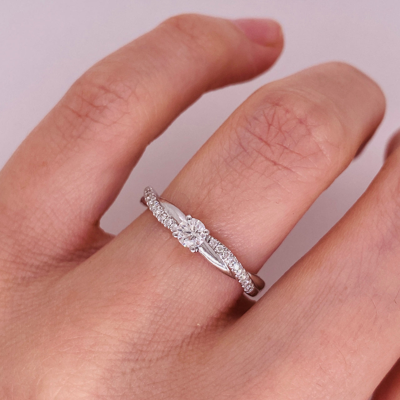 Anillo Oro Blanco 14k - Trenzado con Diamante Natural 0.27 CTW