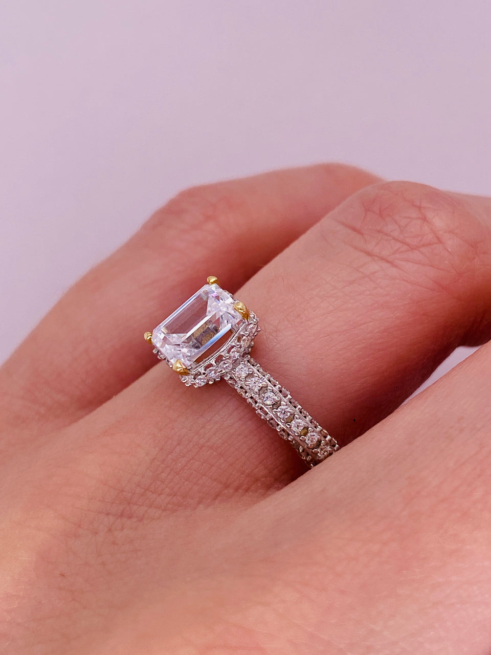 Anillo Oro 10k - Estilo Belinda con Zirconia