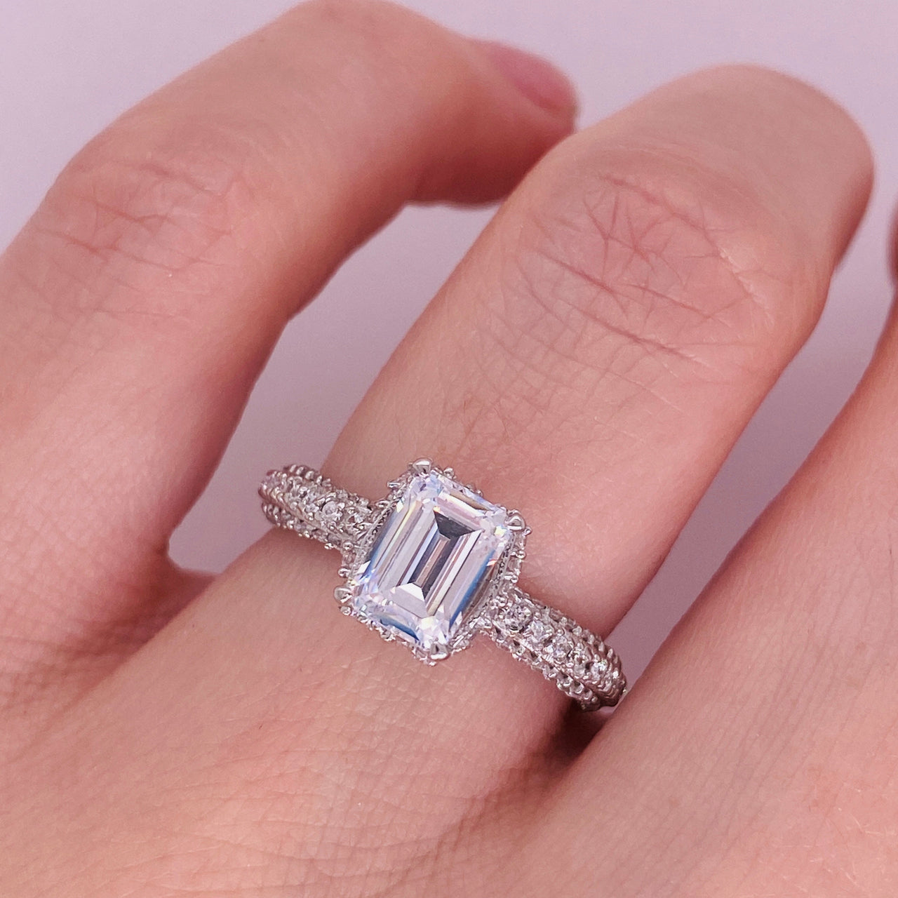 Anillo Oro Blanco 10k- Estilo Belinda con Zirconia