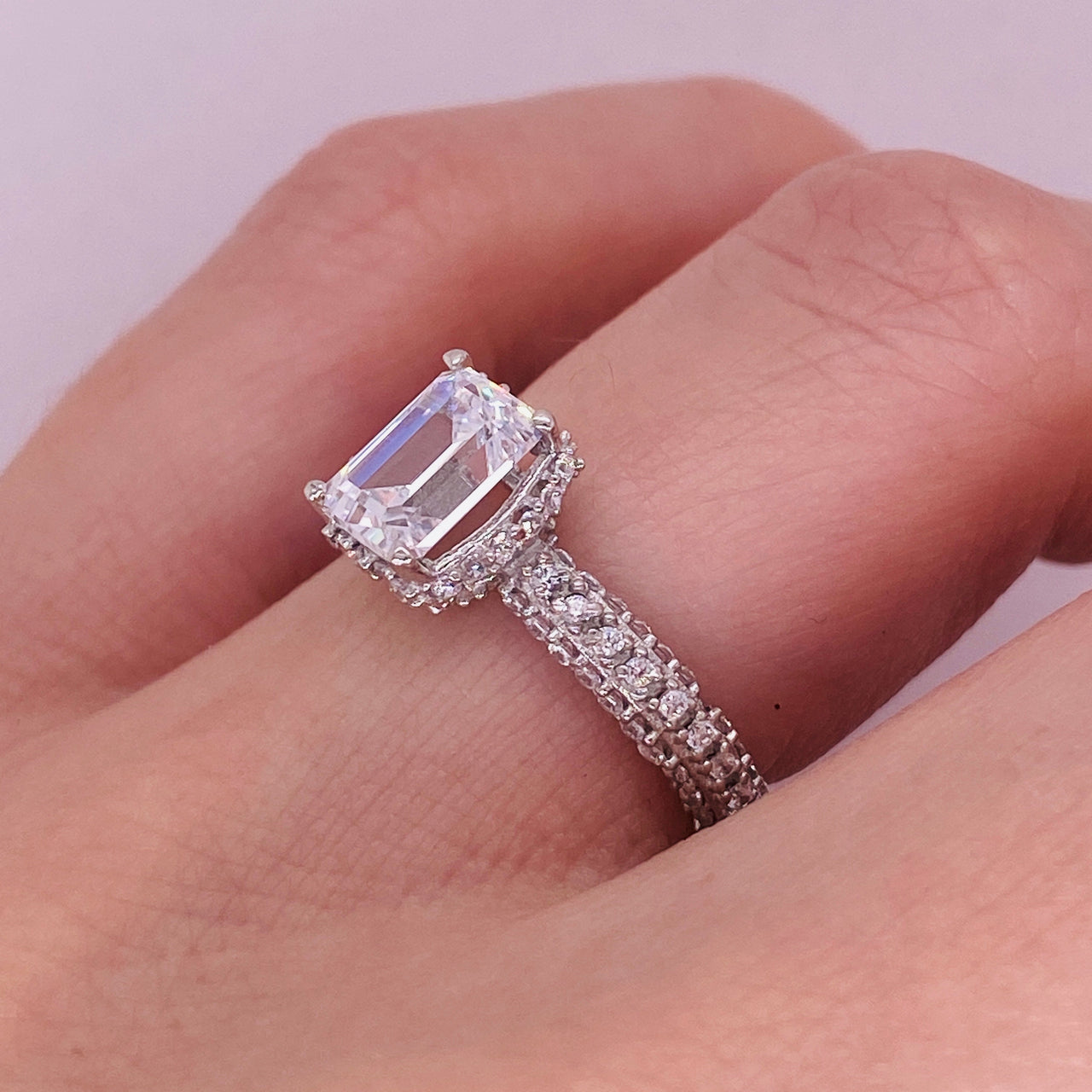 Anillo Oro Blanco 10k- Estilo Belinda con Zirconia