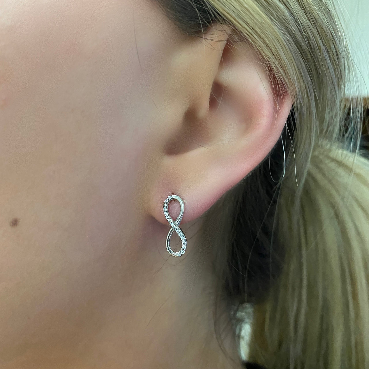 Juego Oro Blanco 10k, Anillo y Aretes Infinito con Zirconias, Oro 10k