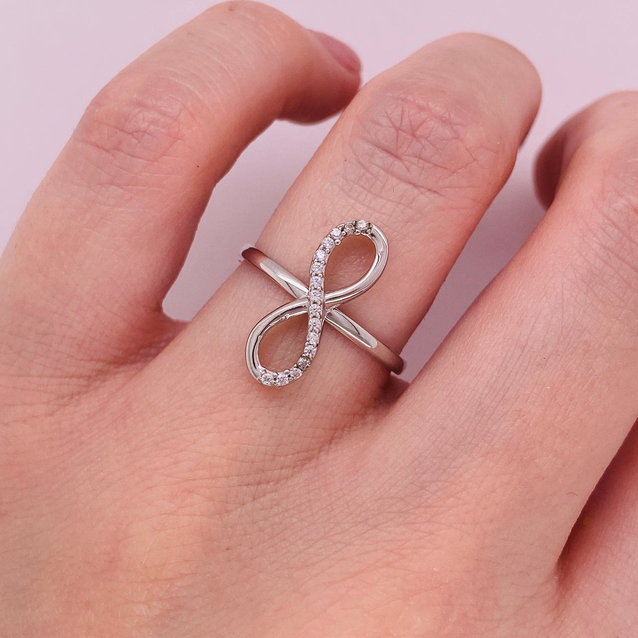 Juego Oro Blanco 10k, Anillo y Aretes Infinito con Zirconias, Oro 10k