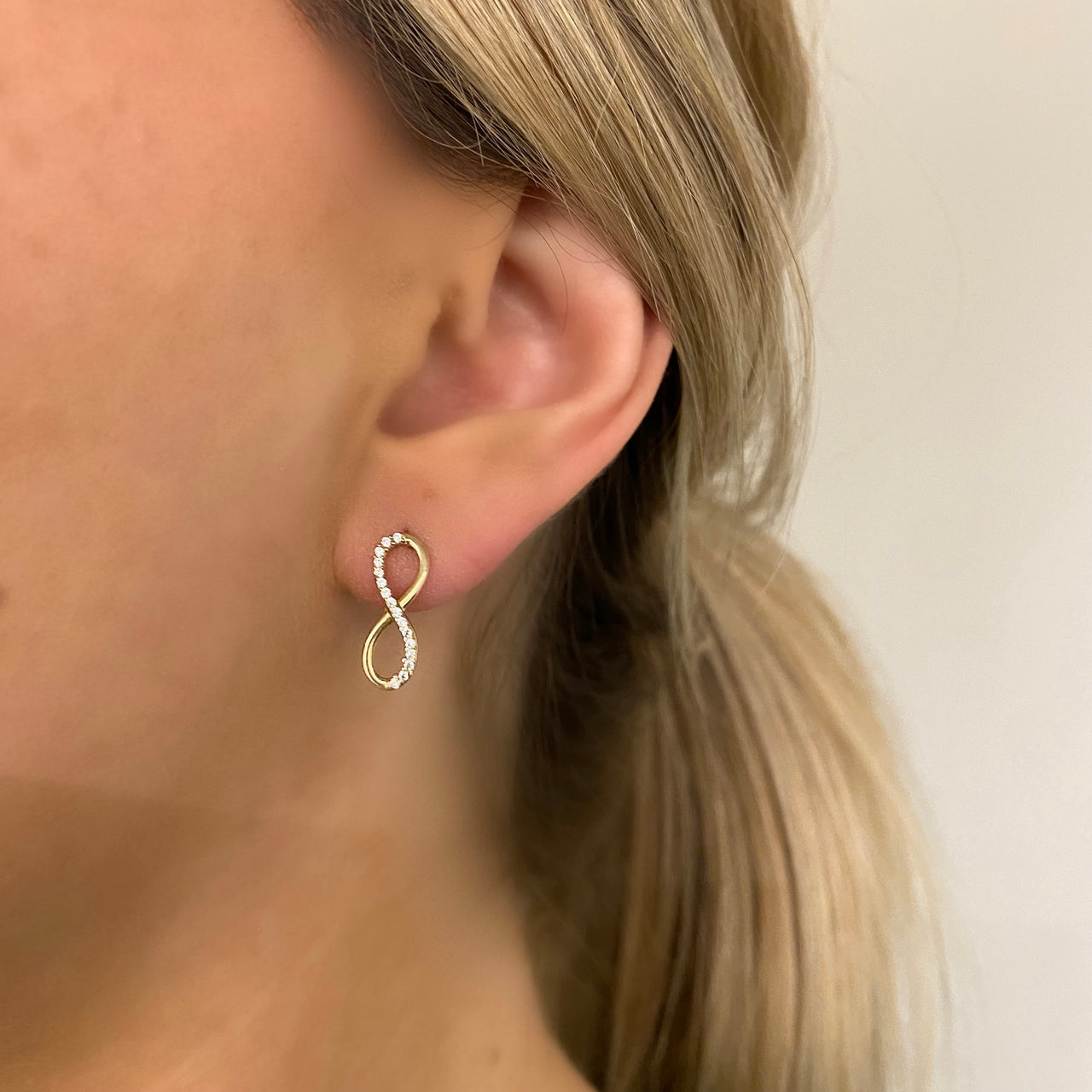 Juego Oro 10k, Anillo y Aretes Infinito con Zirconias, Oro 10k