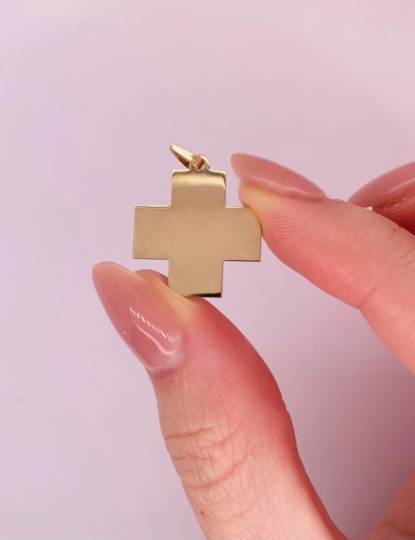 Cruz Oro 10k - Lisa Plana de 2.4 cm Alto, 1.9 cm Ancho