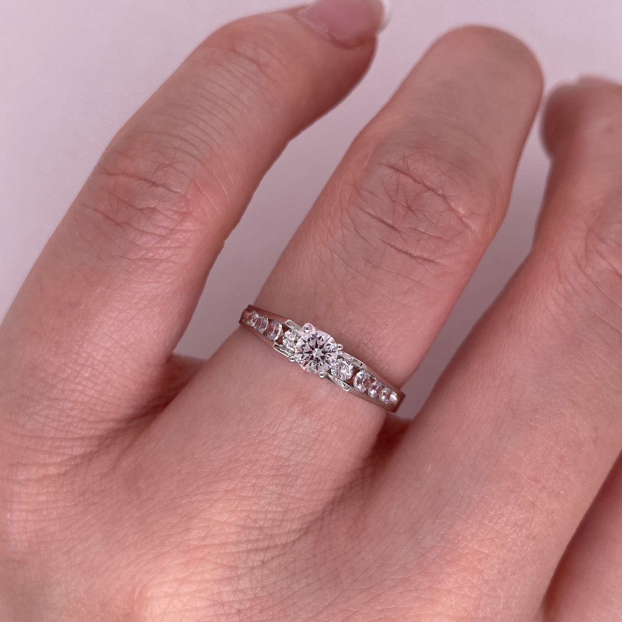 Anillo Oro Blanco 10k, Zirconia Central de 3.5 mm