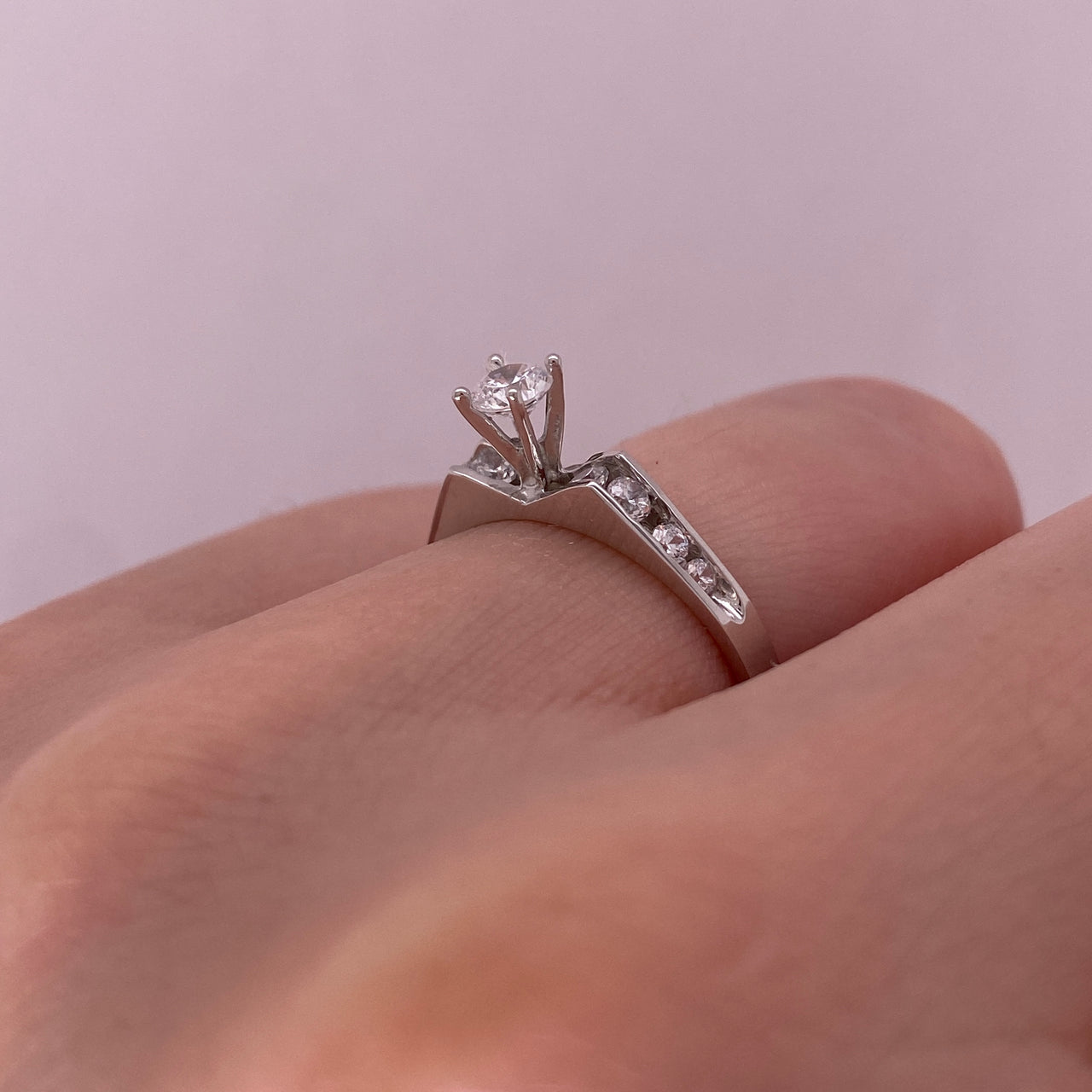 Anillo Oro Blanco 10k, Zirconia Central de 3.5 mm