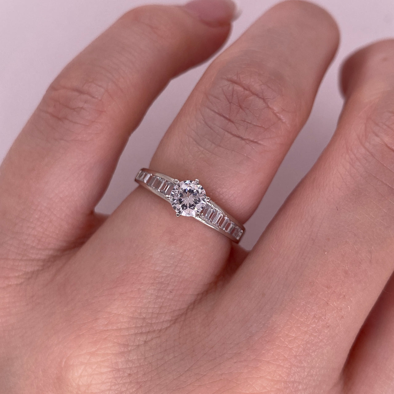 Anillo Oro Blanco 10k, Zirconia Central de 4.50 mm