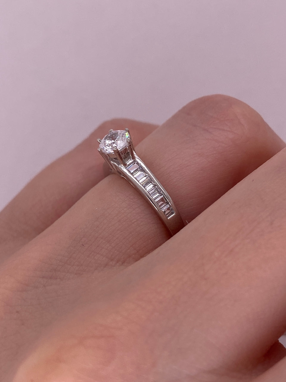 Anillo Oro Blanco 10k, Zirconia Central de 4.50 mm