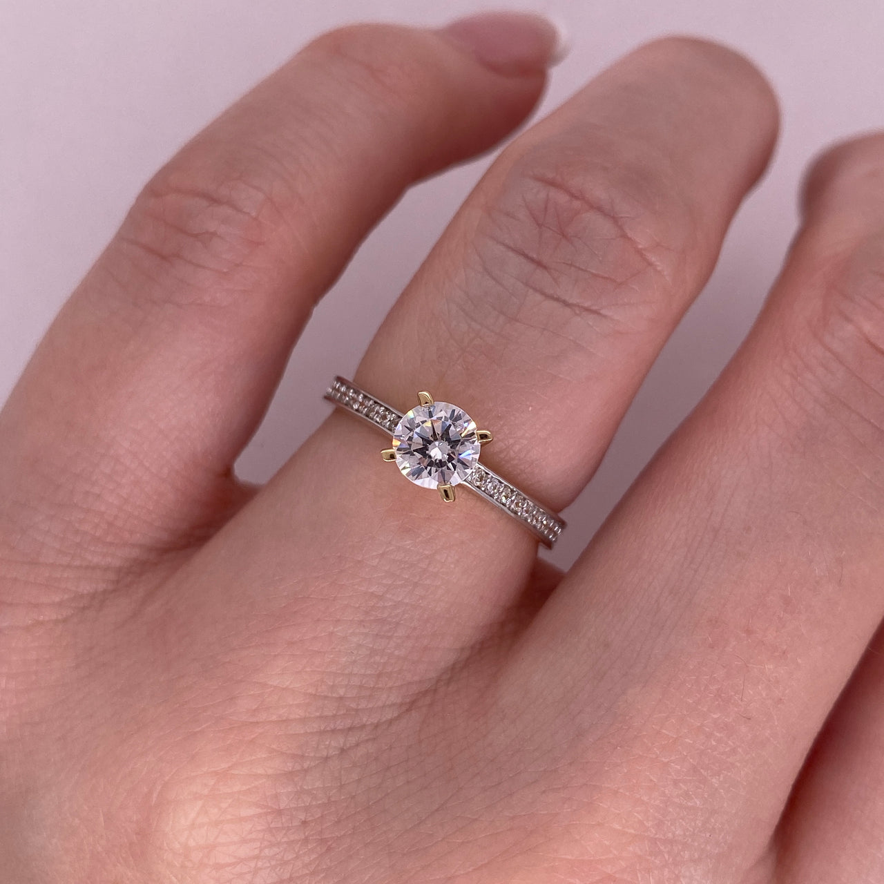 Anillo Oro 14k, Pavé Zirconia Central de 5 mm