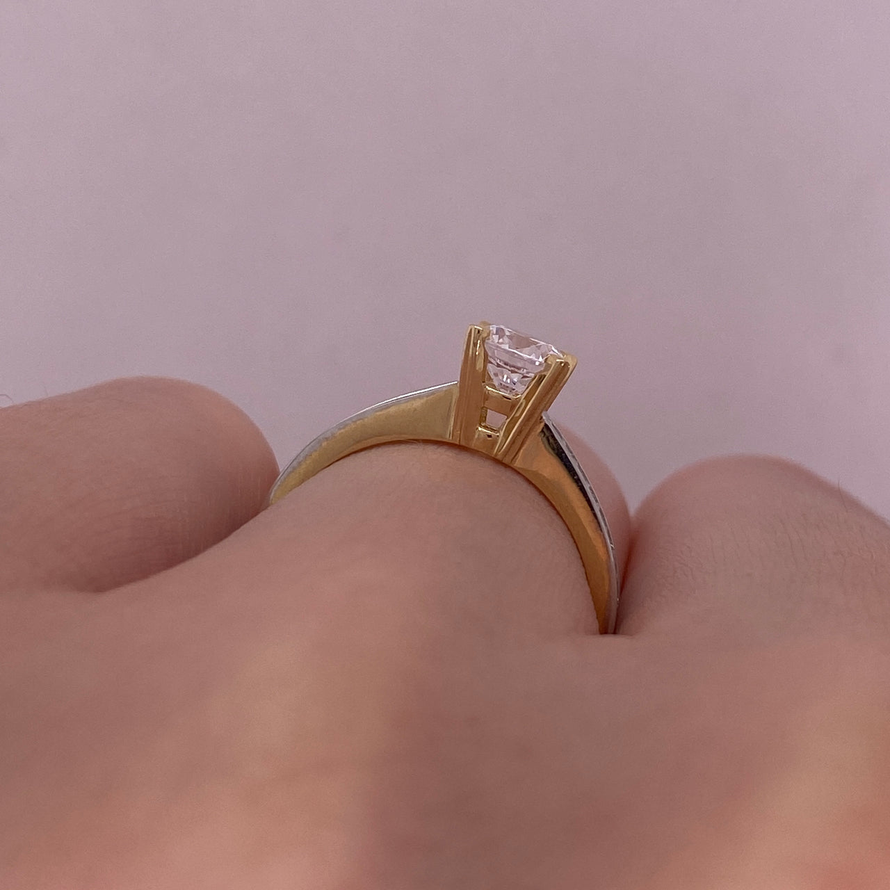 Anillo Oro 14k, Pavé Zirconia Central de 5 mm