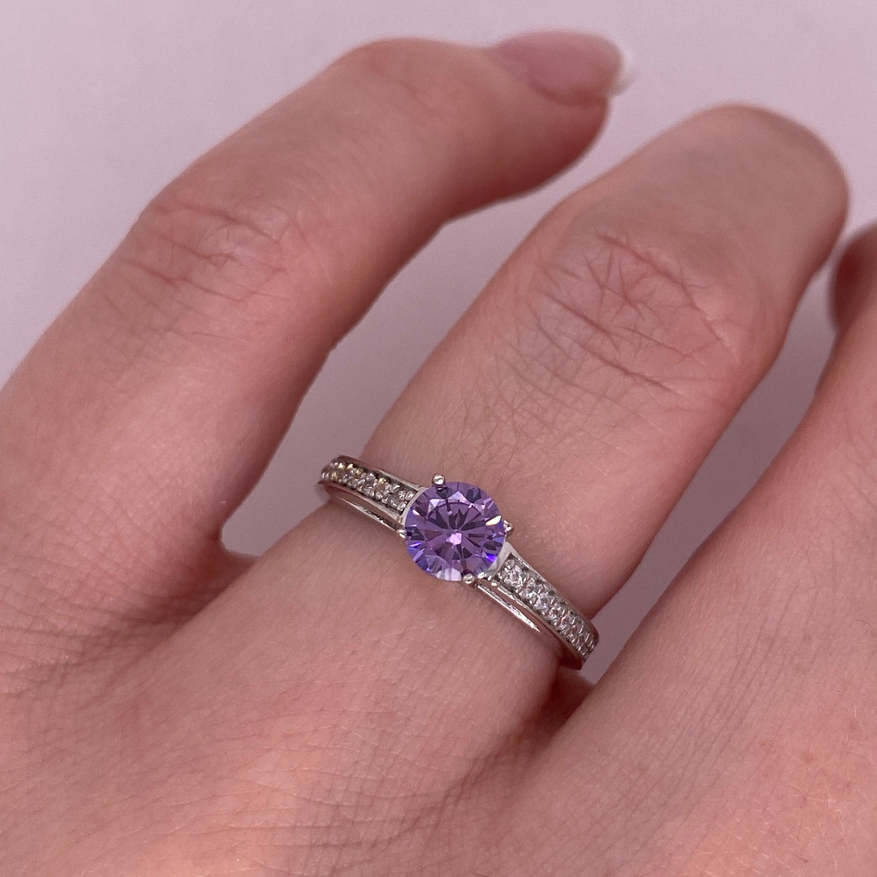 Anillo Oro Blanco 10k - Pavé en Canal Zirconia Central 5 mm