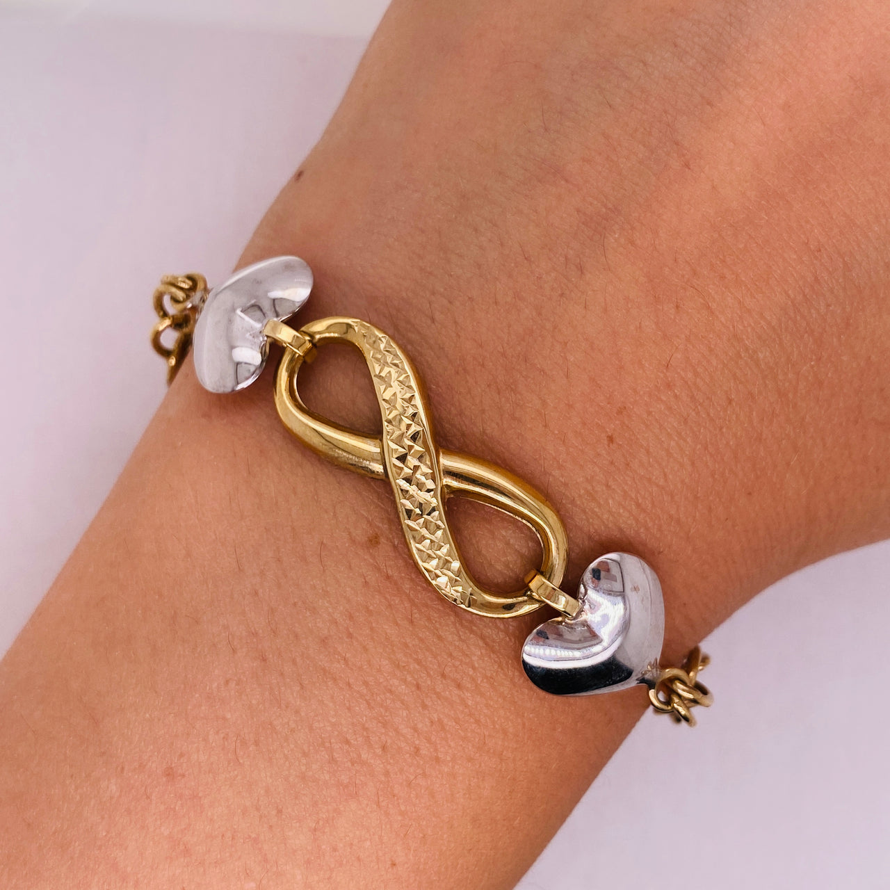 Pulsera Oro 10k, con Infinito y Corazones, Largo 19 cm, Ancho 12 mm, Oro Combinado 10k
