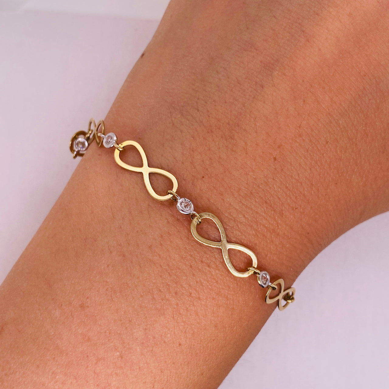 Pulsera Oro 10k - Infinito y Zirconias, Largo 19 cm, Ancho 6 mm