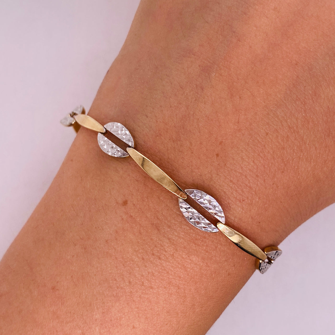 Pulsera Oro 10k, con Eslabón Oval Diamantado y barritas Lisas, Largo 19 cm, Ancho 7 mm, Oro 10k