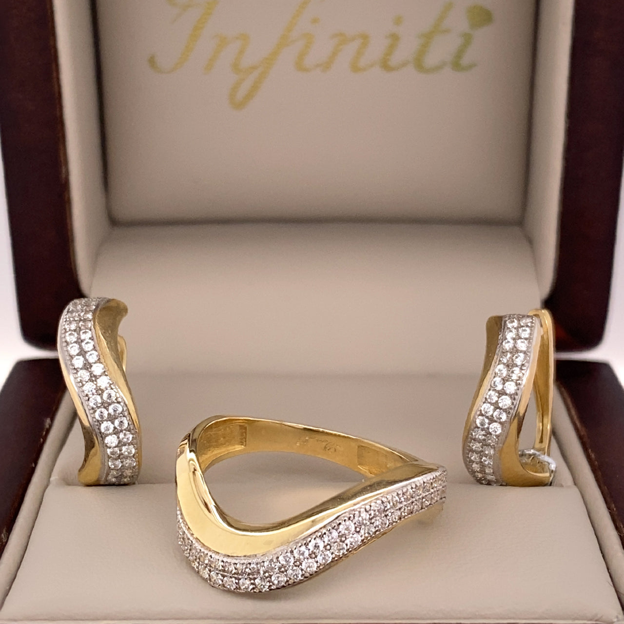 Juego Oro 10k, Anillo y Aretes Chuurumbela con Zirconias, Oro 10k