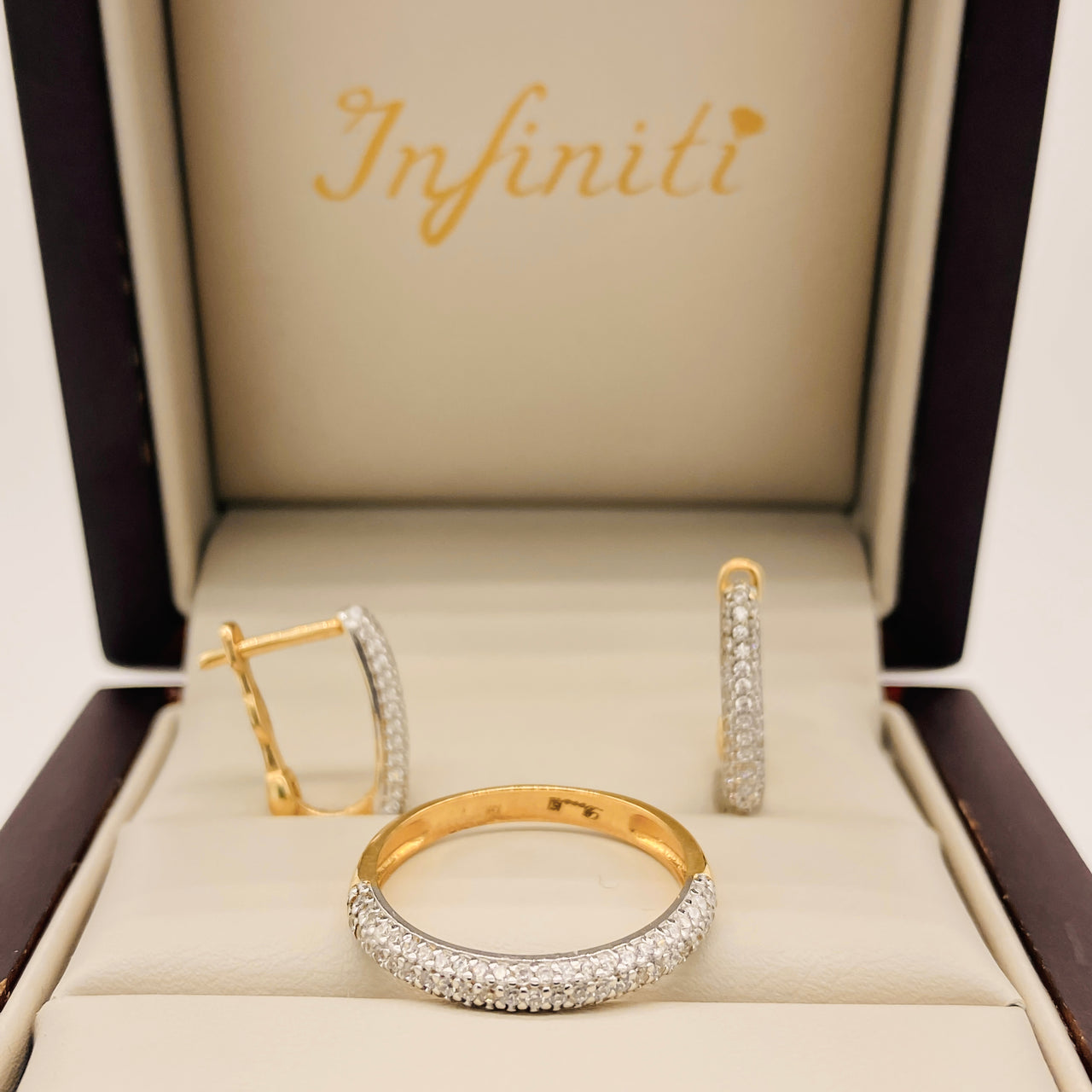 Juego Oro 10k, Anillo y Aretes Chuurumbela con Zirconias, Oro 10k
