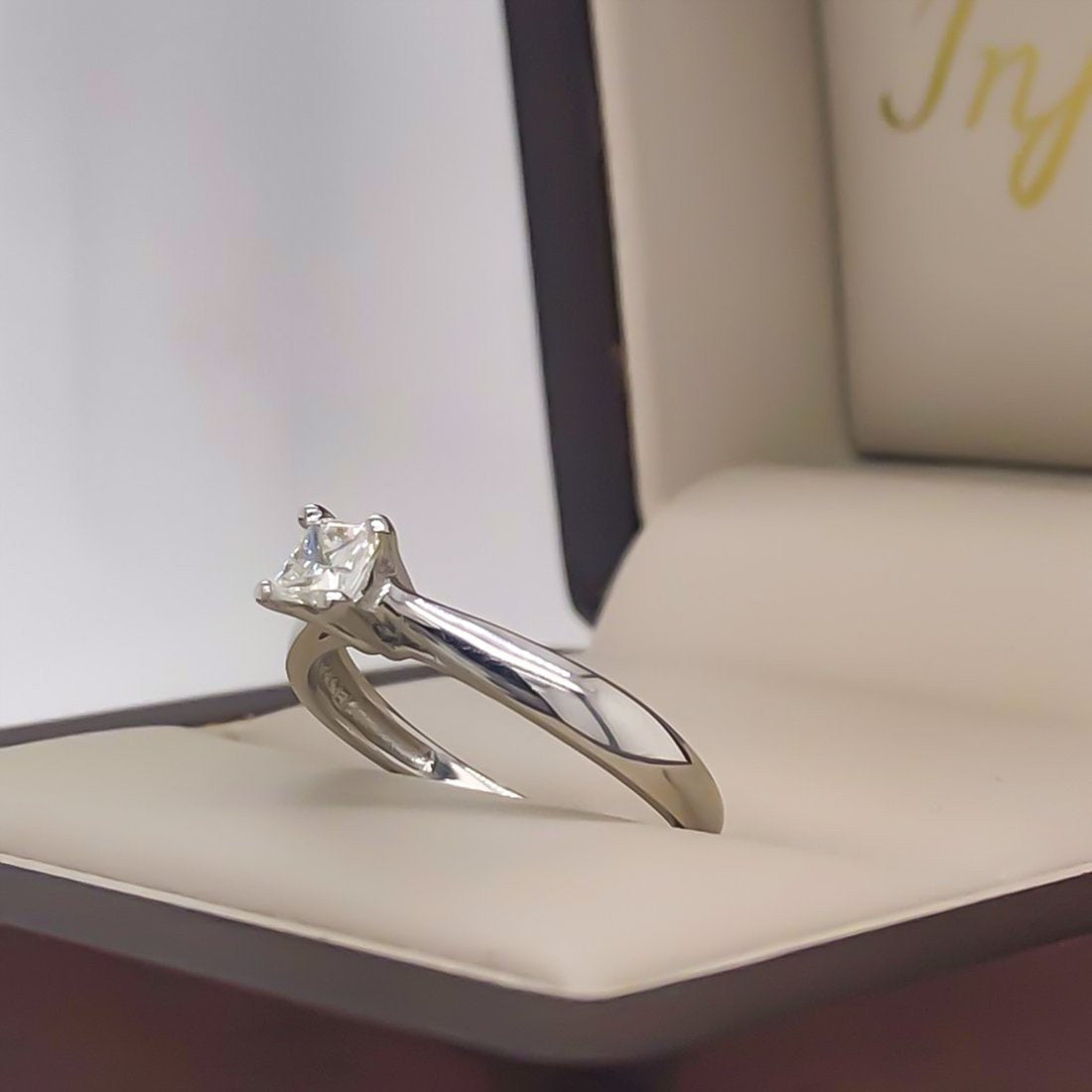Anillo Oro Blanco 14k, Diamante Natural Corte Princesa de 28 Puntos - Infiniti Joyas