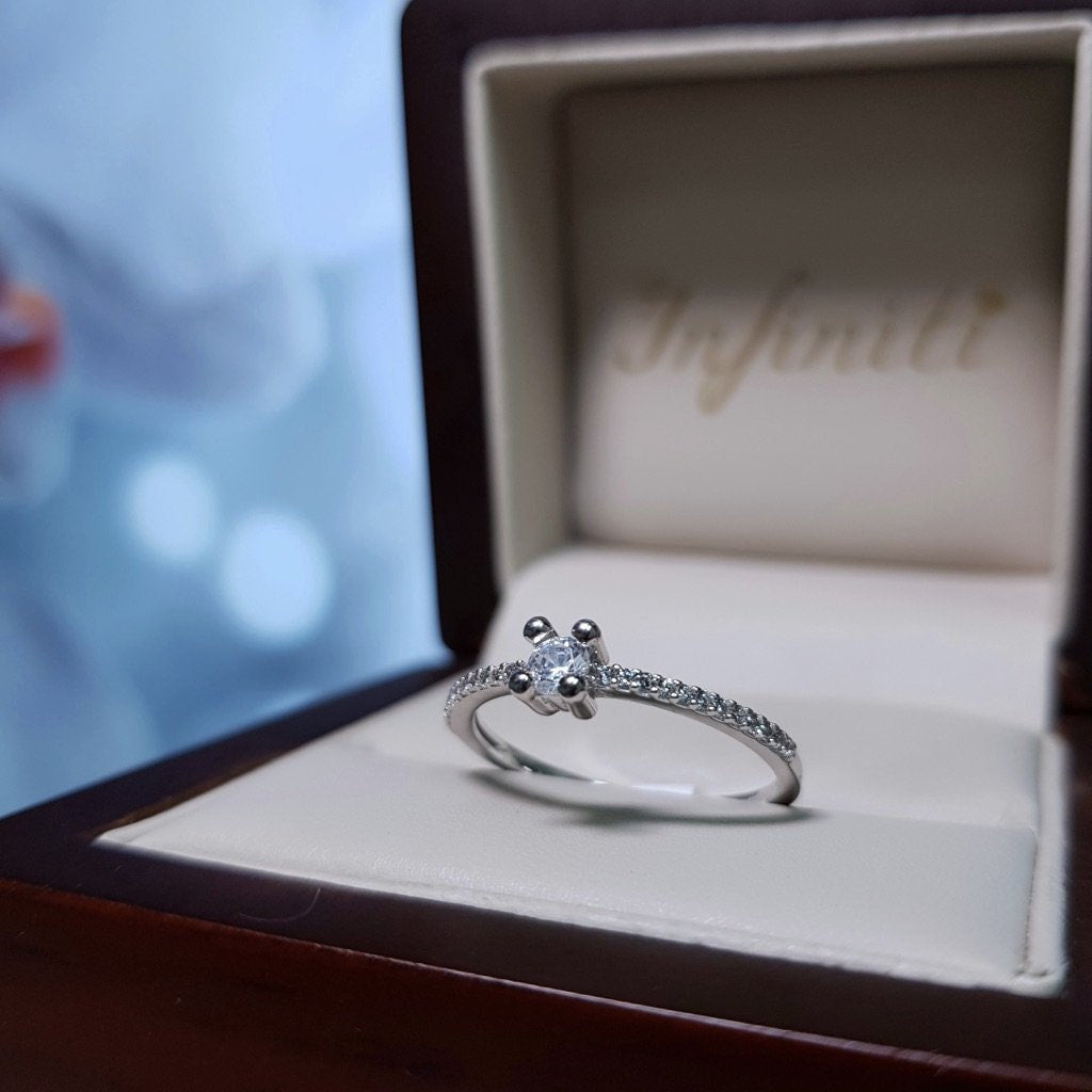 Anillo Oro Blanco 10k, Pavé Zirconia Central 3 mm - Infiniti Joyas