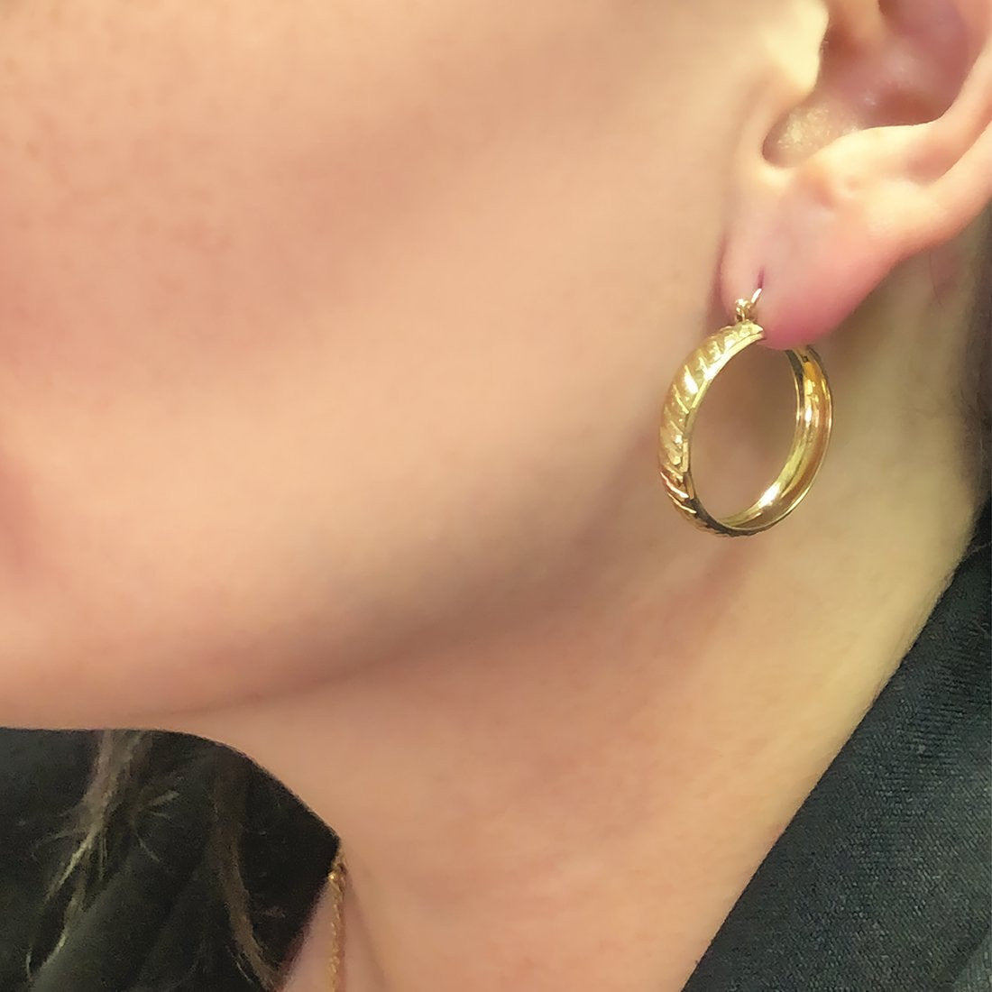 Arracada Oro 10k - Tubo Diamantado Biselado 2.5 cm Diámetro - Infiniti Joyas
