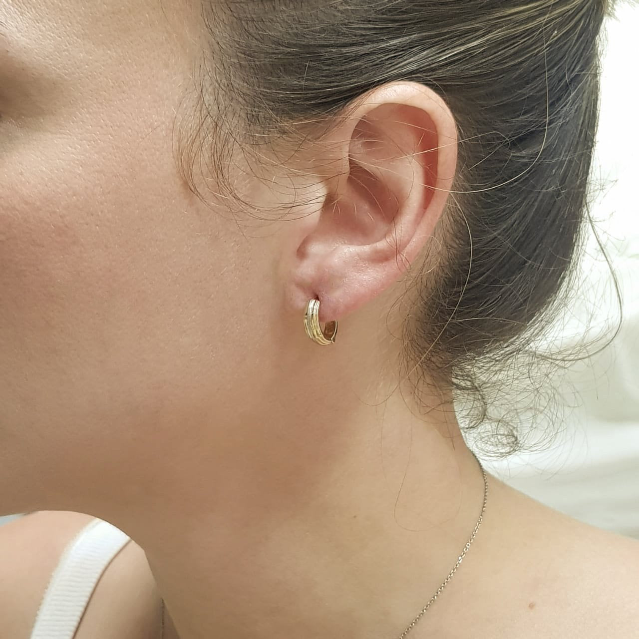 Arracadas Huggies Oro 14k, con línea Centro Platinado, 1.2 cm, Diámetro, Ancho 4 mm - Infiniti Joyas