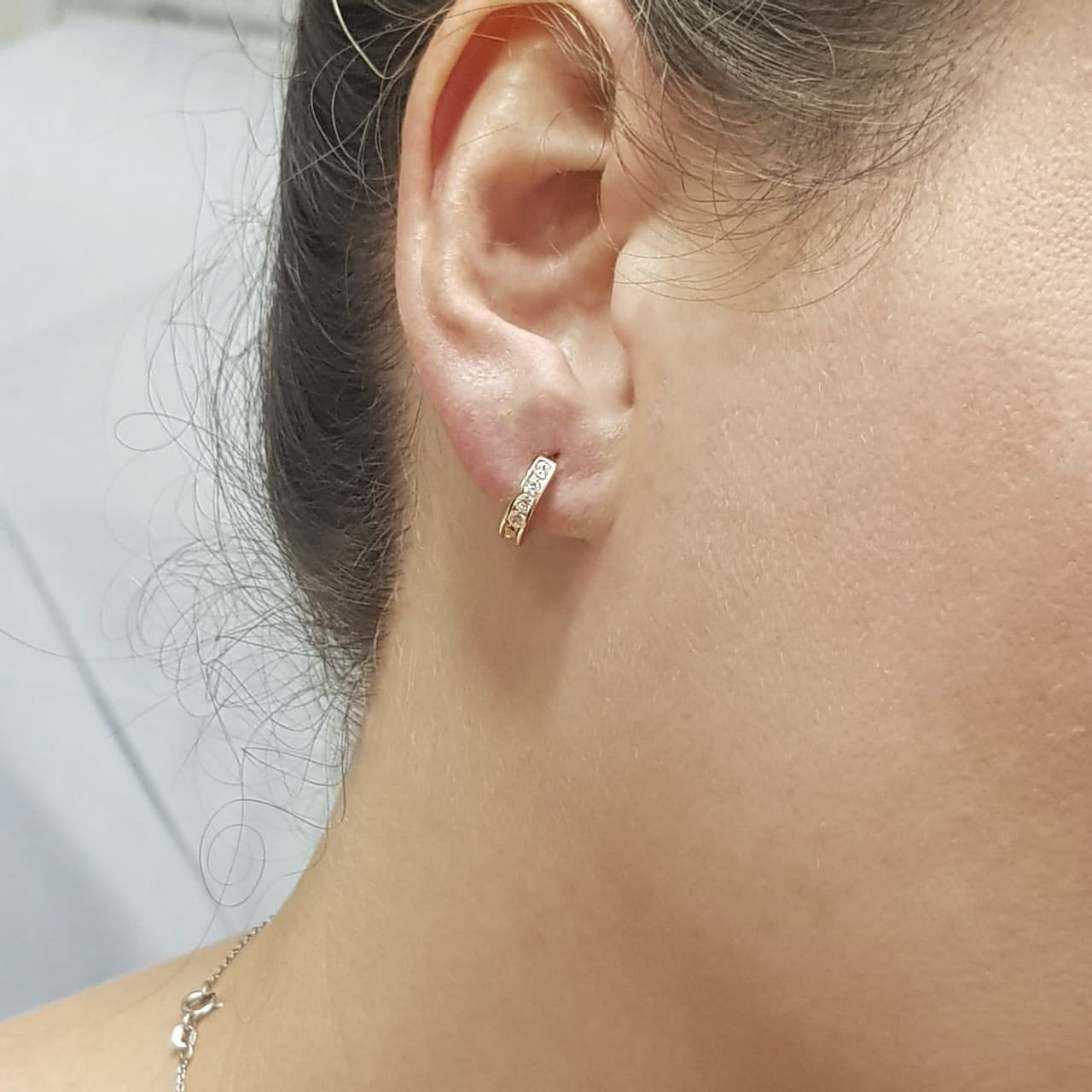 Arracadas Huggies Oro 14k, con Zirconias, 1.1 cm Diámetro, Ancho 3 mm - Infiniti Joyas