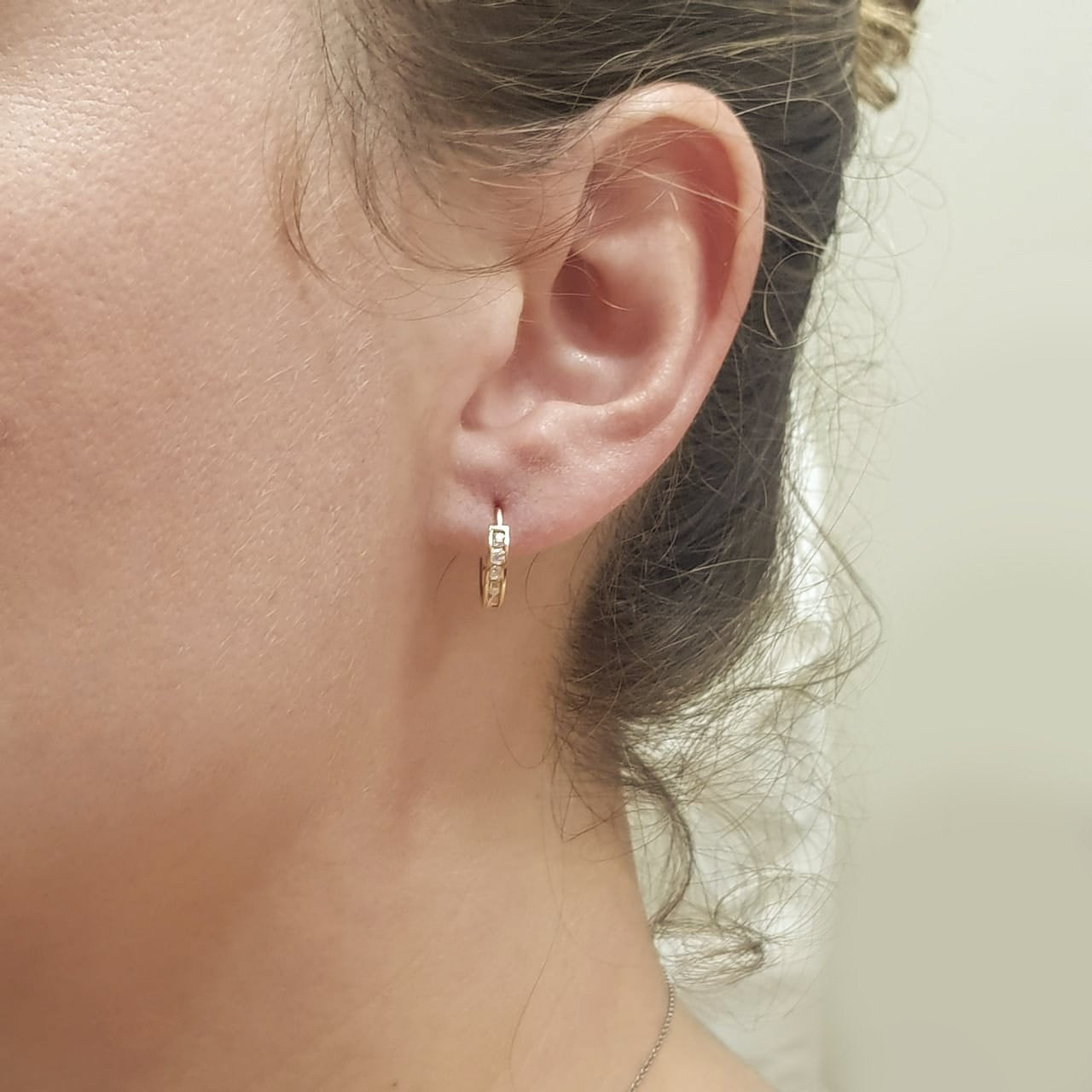 Arracadas Huggies Oro 14k, con Zirconias, 1.3 cm Diámetro, Ancho 2 mm, Oro 14k - Infiniti Joyas