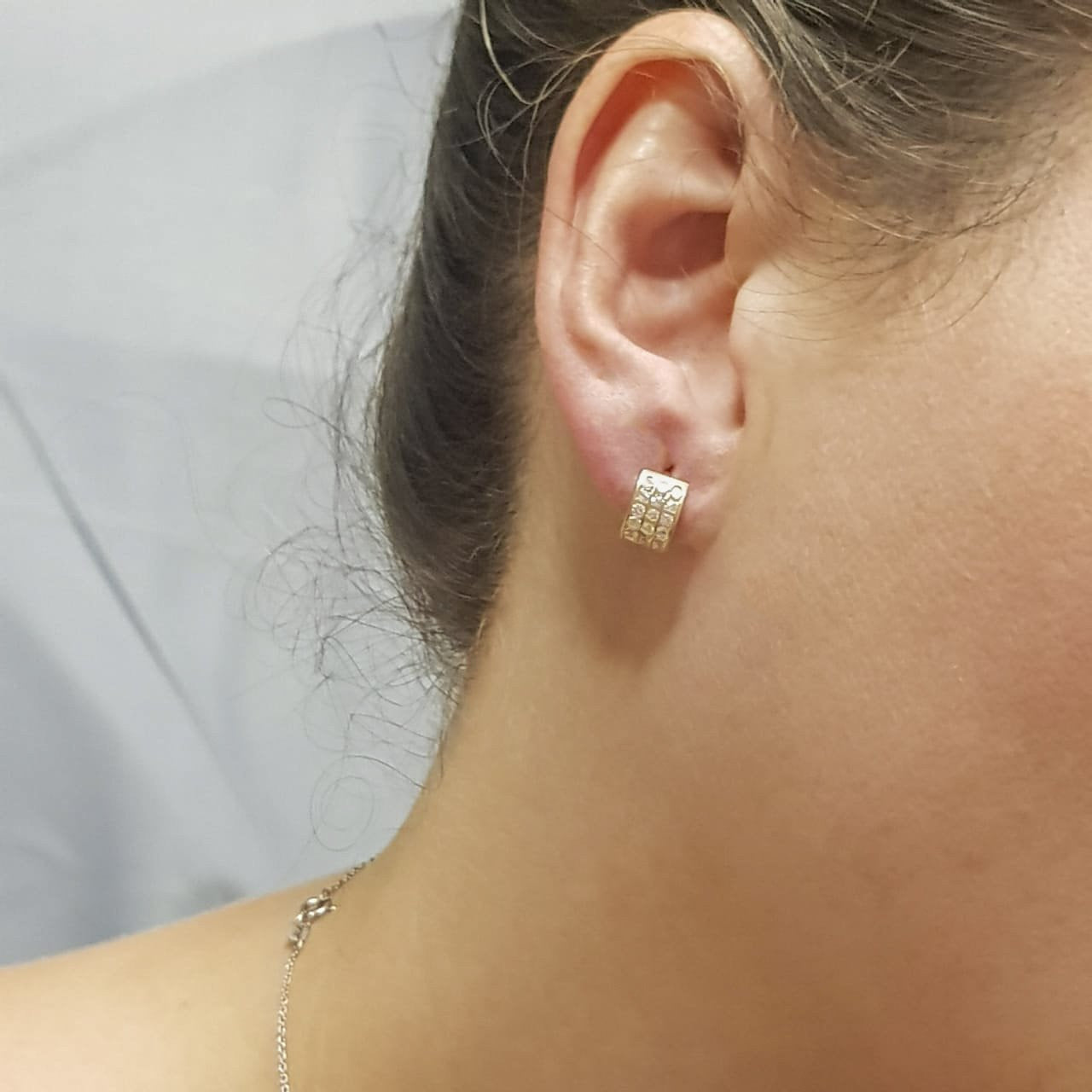 Arracadas Huggies Oro 14k, con Zirconias, 1 cm, Ancho 6 mm - Infiniti Joyas