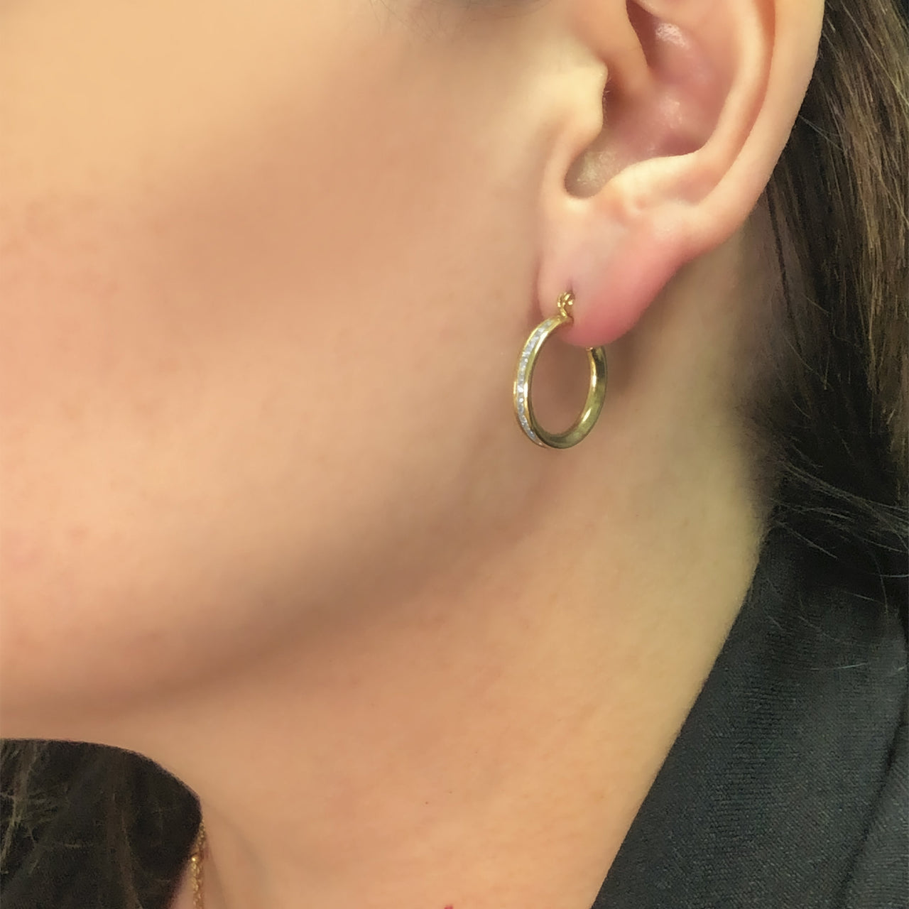 Arracada Oro 10k - Zirconia Estilo Princesa, 1.8 cm Diámetro - Infiniti Joyas