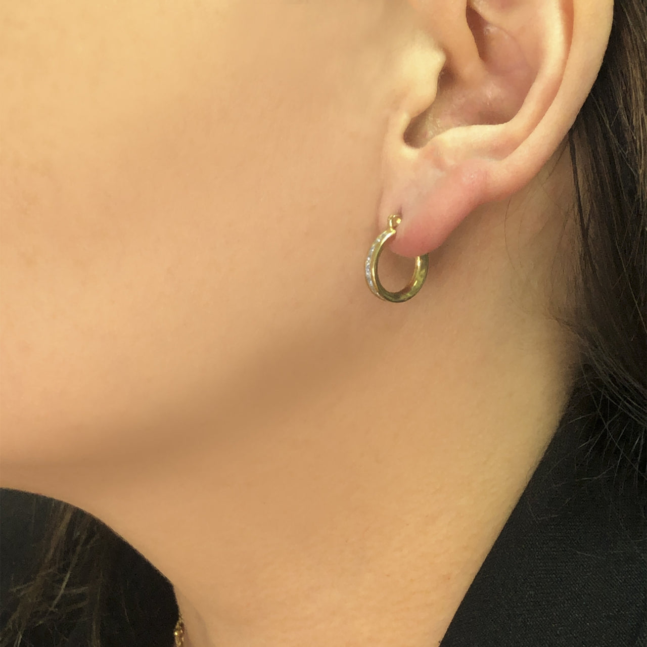 Arracada Oro 10k - Zirconia Estilo Princesa, 1.5 cm Diámetro - Infiniti Joyas