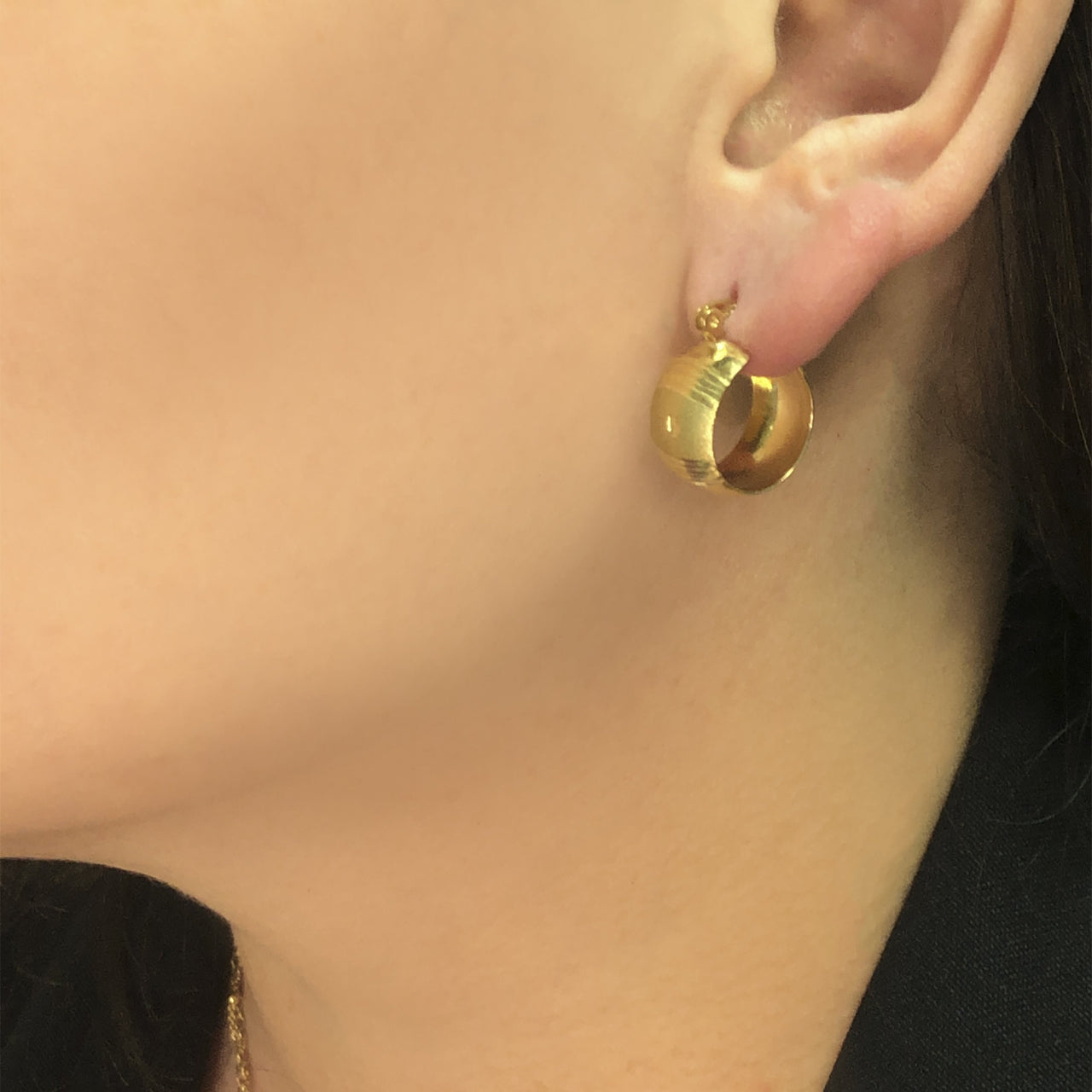 Arracada Oro 10k - Diamantada, 1.6 cm Diámetro - Infiniti Joyas