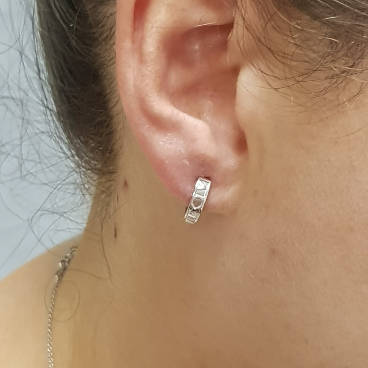 Arracadas Huggies Oro Blanco 14k, número romano, 1 cm de Diámetro, Ancho 3 mm, - Infiniti Joyas