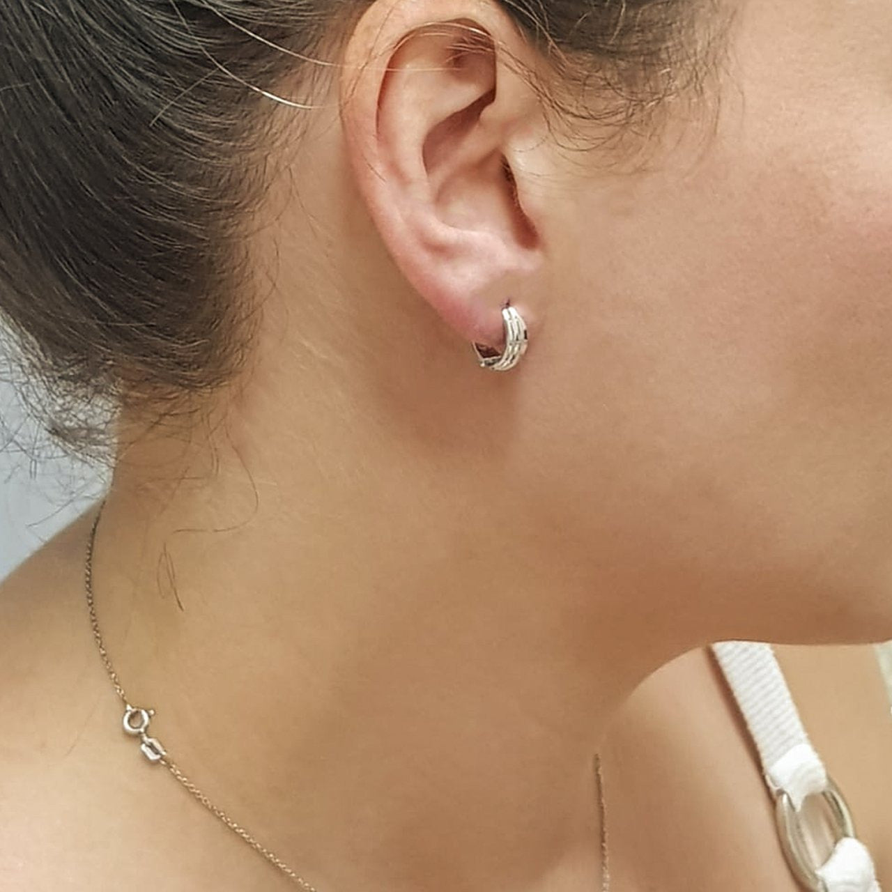 Arracadas Huggies Oro Blanco 14k, Acabado Liso y Mate, 1.3 cm de Diámetro, Ancho 4 mm - Infiniti Joyas