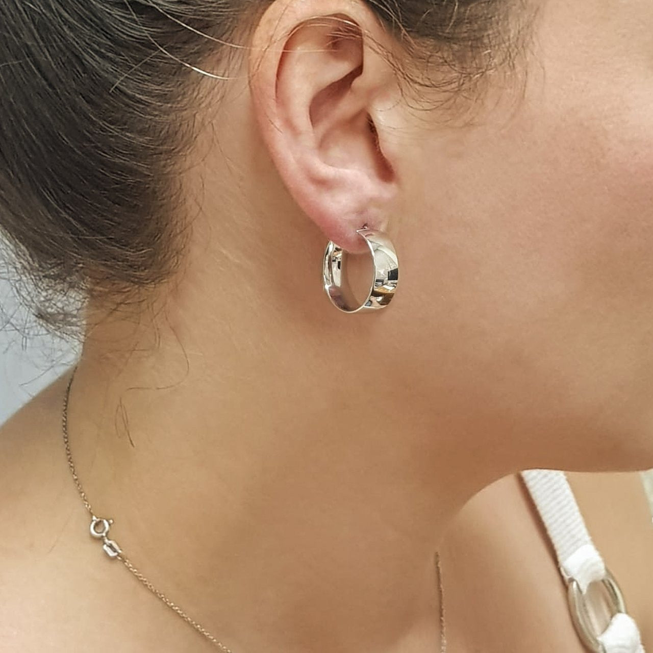 Arracada Lisa 2.4 cm de Diámetro, Ancho 8 mm, Oro Blanco 10k - Infiniti Joyas
