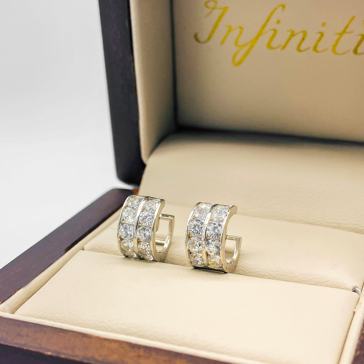 Arracadas Huggies Oro Blanco 14k, con Zirconias, 9 mm de Diámetro, Ancho 6 mm