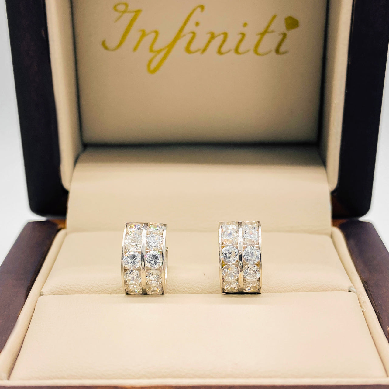 Arracadas Huggies Oro Blanco 14k, con Zirconias, 9 mm de Diámetro, Ancho 6 mm