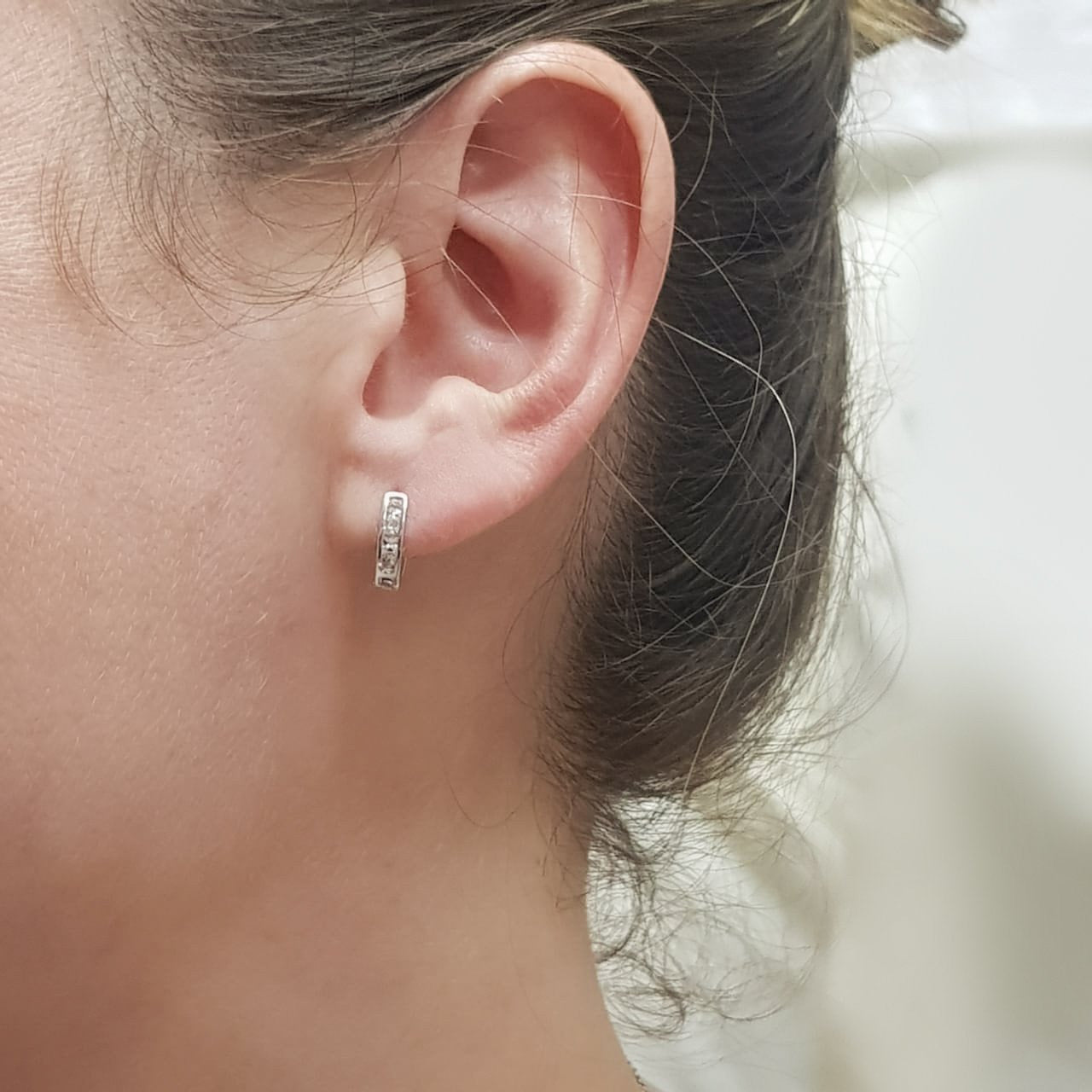 Arracadas Huggies Oro Blanco 14 k, con Zirconias, 8 mm de Diámetro, Ancho 2 mm - Infiniti Joyas
